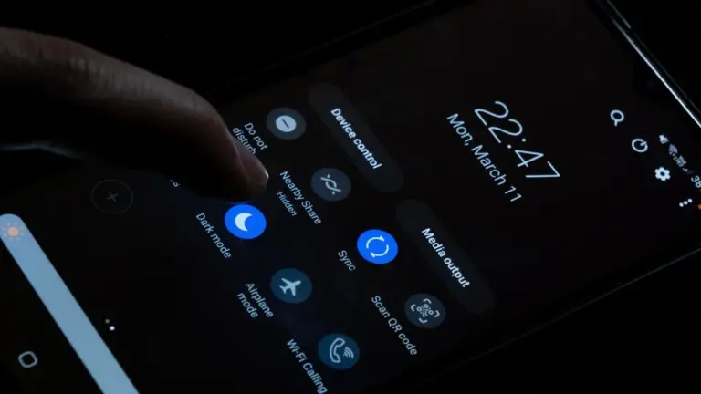 How to Enable Dark Mode on Samsung Phone