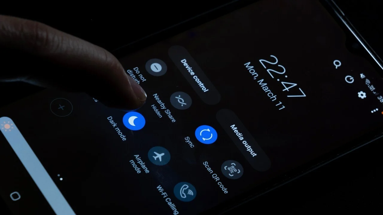 How to Enable Dark Mode on Samsung Phone