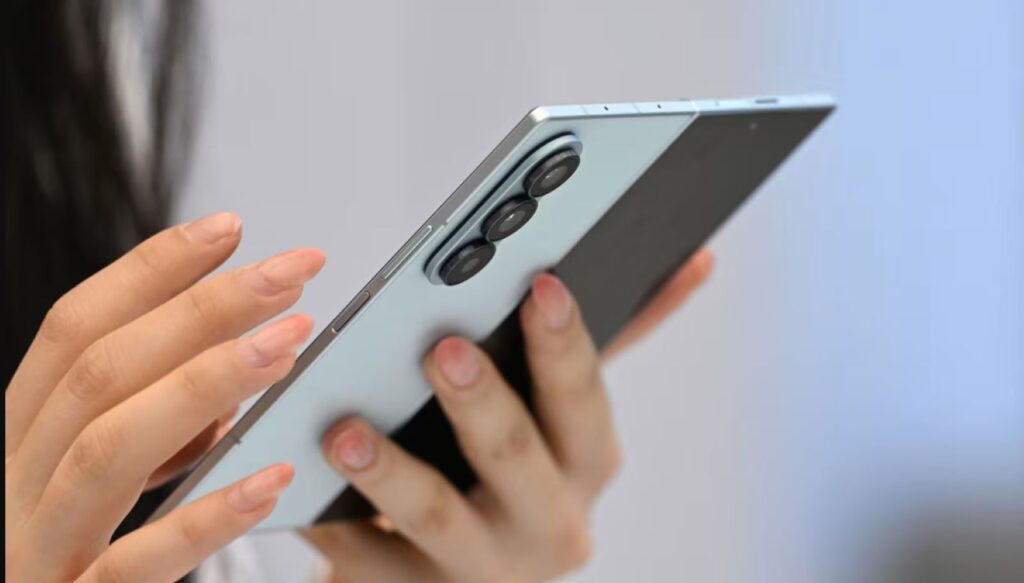 Samsung's premium foldable phone may arrive in us this year