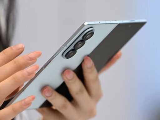 Samsung's premium foldable phone may arrive in us this year